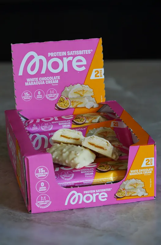 More Protein Satisbites – White Chocolate Maracuja Cream, cut open